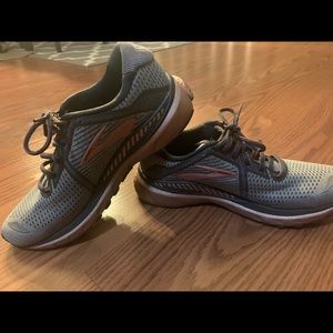 Brooks Adrenaline GTS 20 women’s 9.5B gray & pink
